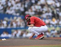 １回、マウンドに上がり右手で触れる前田健（撮影・開出牧）