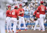 ３回、西川に四球を与えた前田健（左から３人目）＝撮影・開出牧