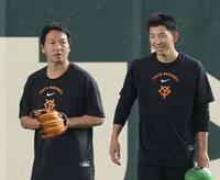 戸郷（右）と話す長野久義氏（撮影・佐々木彰尚）