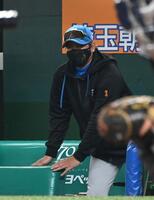 戦況を見守る新庄監督（撮影・持木克友）