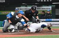 ５回、滝沢の内野ゴロの間にホームを突く古賀（撮影・持木克友）