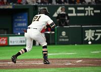 ２回、竹丸が投手の野選を誘うスクイズを決める