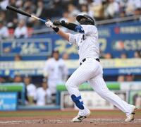 ４回、勝ち越しの左越えソロを放つ井上（撮影・開出牧）