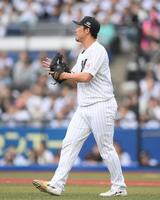 ５回、伊藤裕を併殺打に打ち取りグラブをたたく八木（撮影・開出牧）