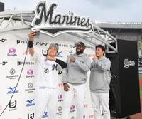 お立ち台で自撮りをするロッテの（左から）井上、ポランコ、八木（撮影・開出牧）