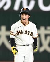 ２回、適時打を放ち雄たけびを上げる浦田