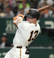 ２回、キャベッジは左前に適時打を放つ（撮影・佐々木彰尚）