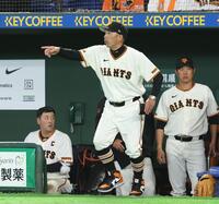 ７回、選手交代を告げる阿部監督（撮影・佐々木彰尚）