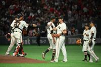 広島に勝利しタッチを交わす巨人ナイン