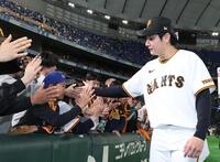 ファンとタッチをする竹丸（撮影・佐々木彰尚）