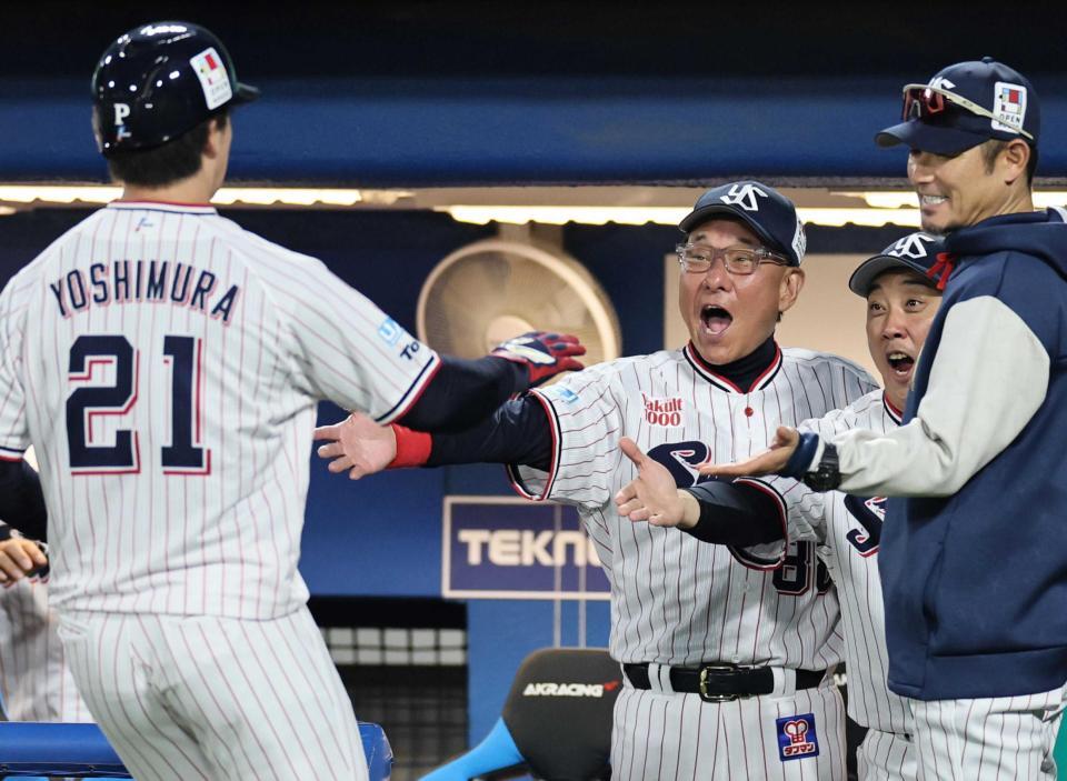 　２回、吉村の生還を迎える池山監督