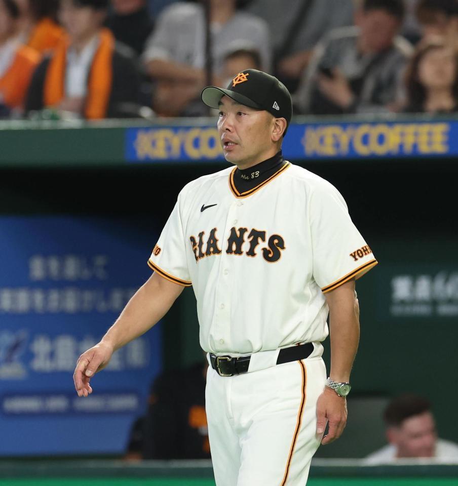 ５回裏終了時、選手交代を告げる阿部監督（撮影・佐々木彰尚）