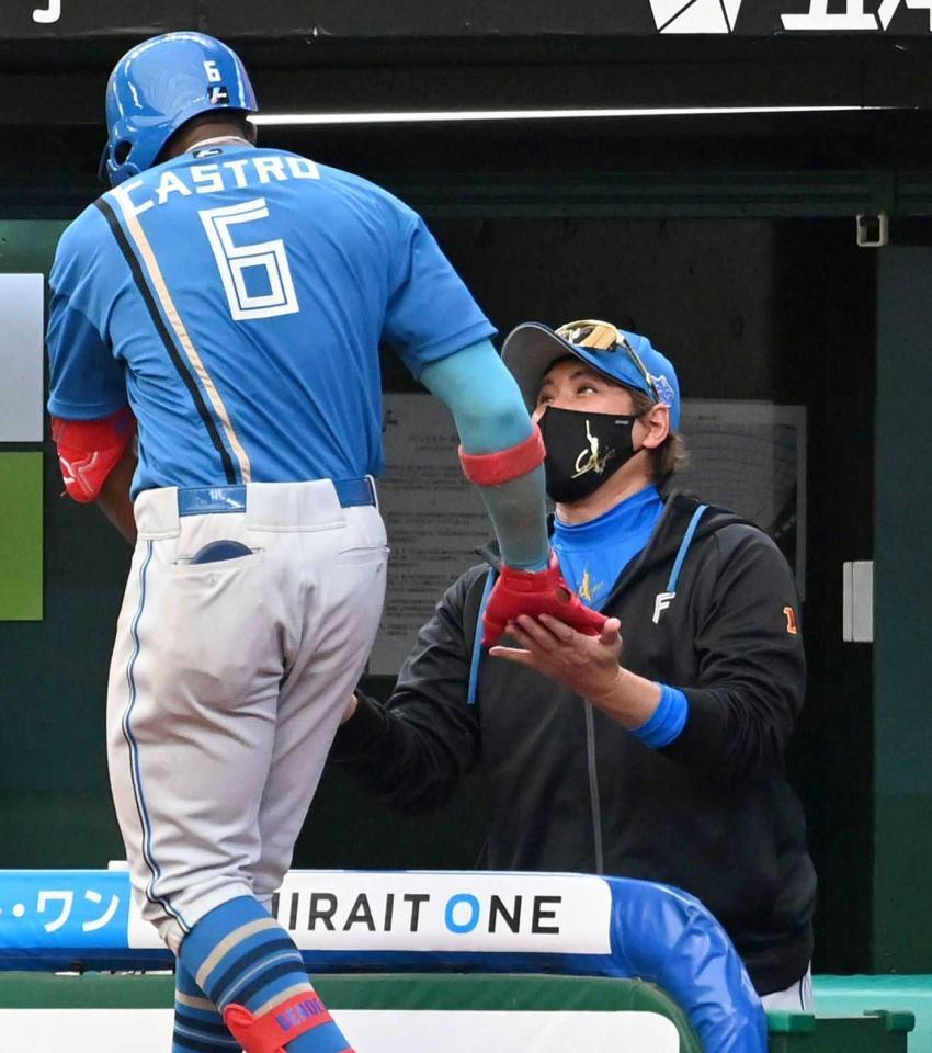 　カストロ（左）を迎える新庄監督