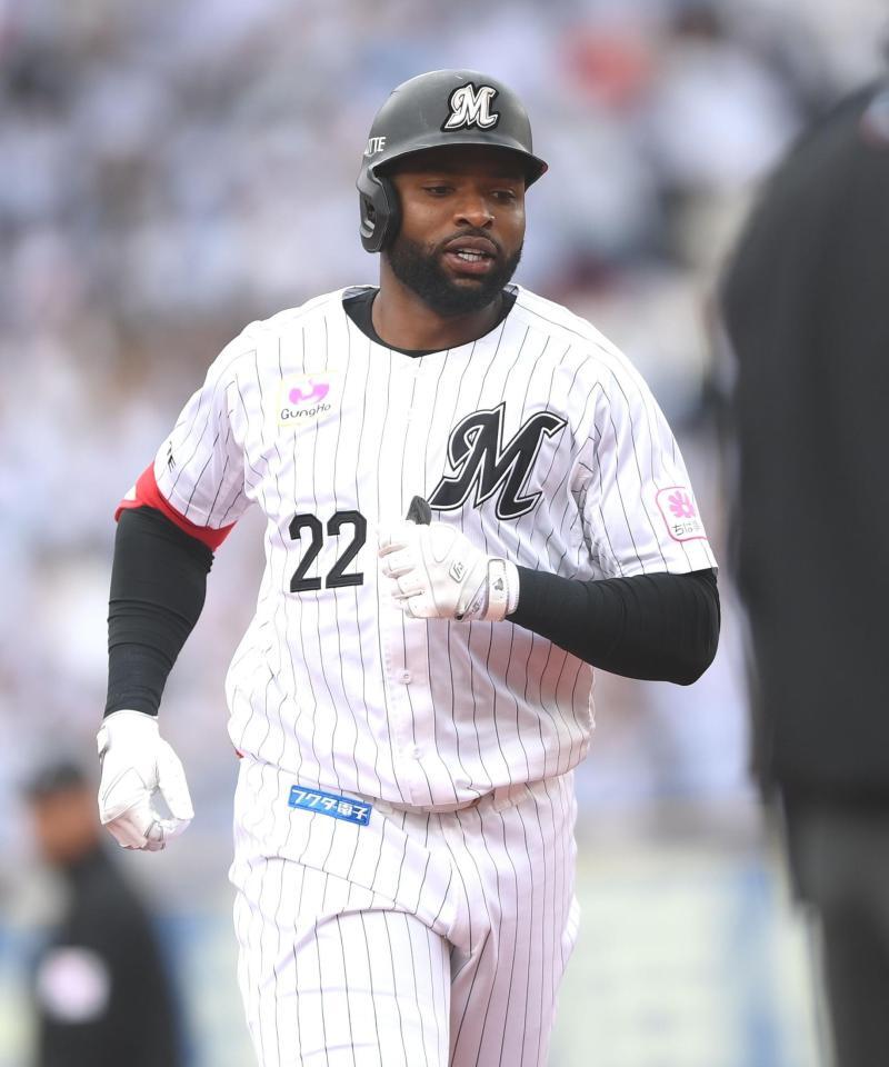 ４回、同点の右越えソロを放ちベースを回るポランコ（撮影・開出牧）