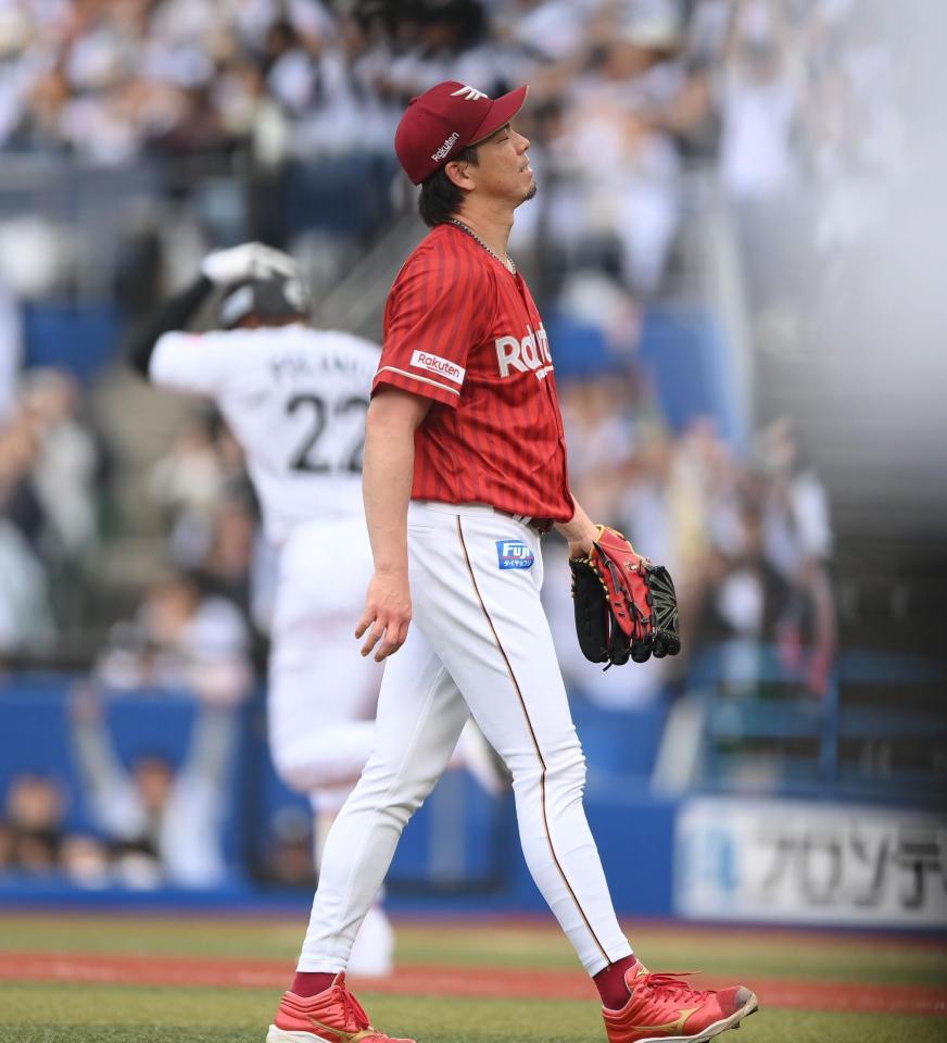 ４回、ポランコ（後方）に同点の右越えソロを打たれた前田健（撮影・開出牧）