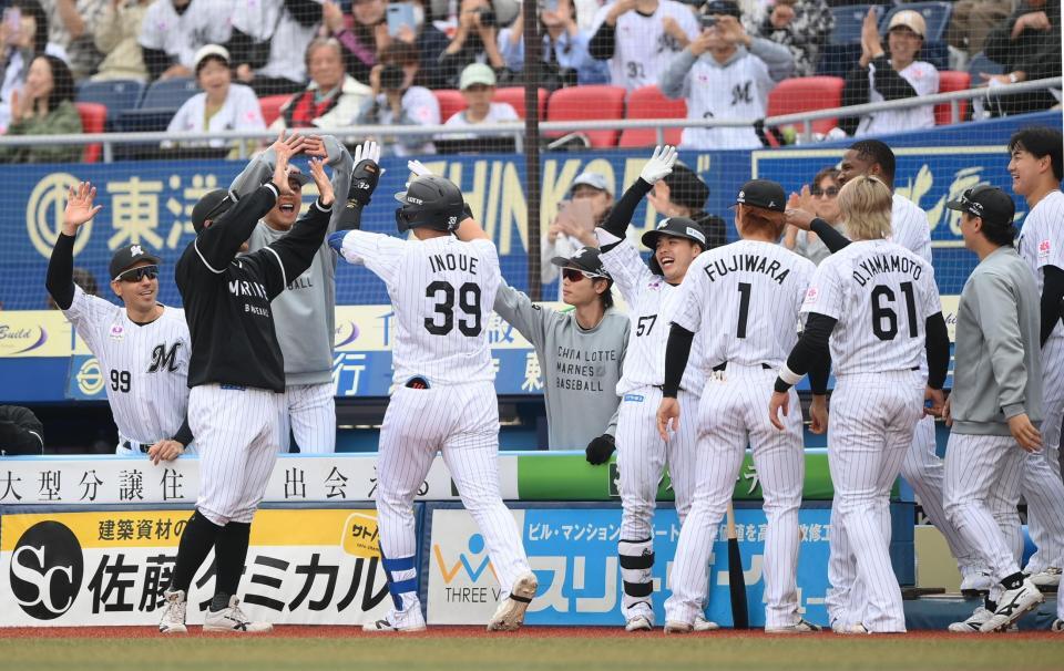 ４回、勝ち越しの左越えソロを放ちナインとタッチを交わす井上（３９）＝撮影・開出牧