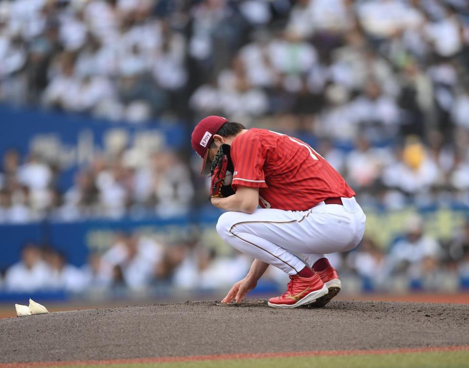 １回、マウンドに上がり右手で触れる前田健（撮影・開出牧）