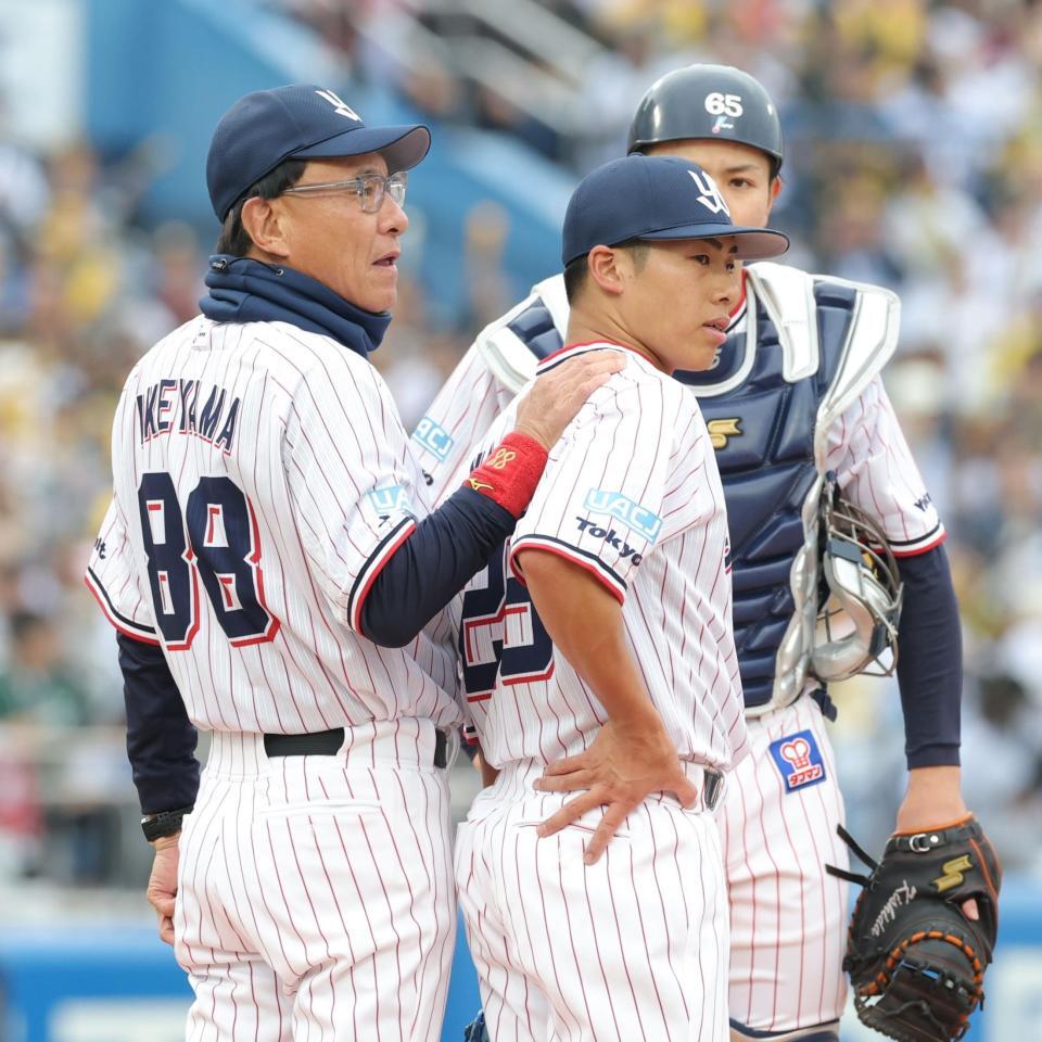 六回、降板となり、池山監督（左）に声を掛けられる山野（撮影・西岡正）