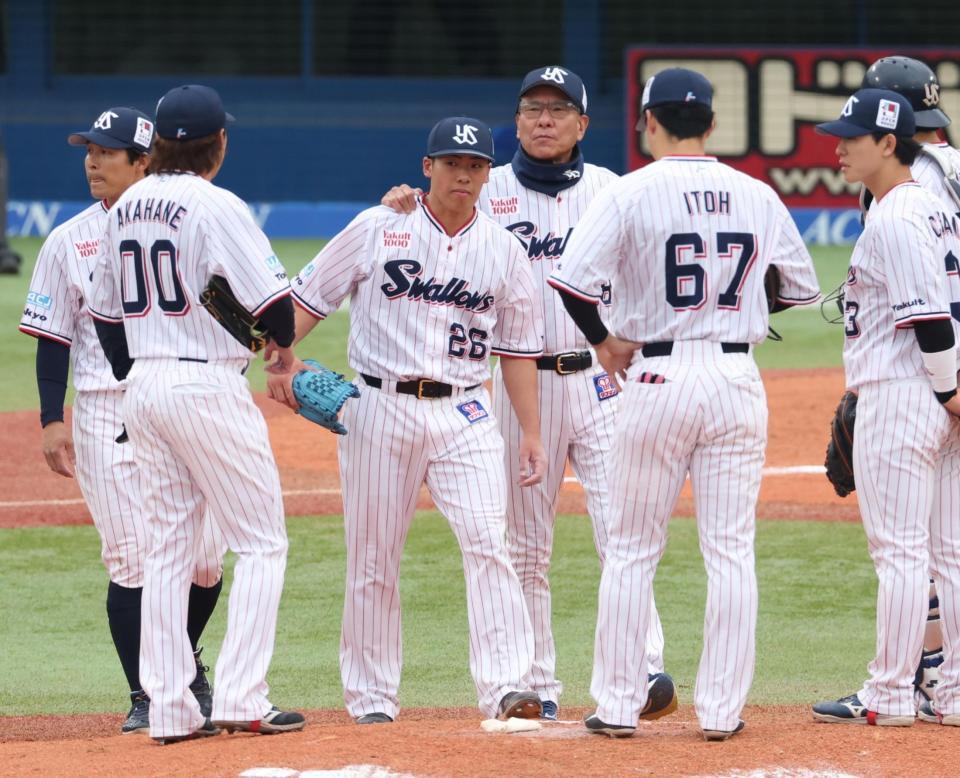 ６回、山野に交代を告げる池山監督（撮影・金田祐二）