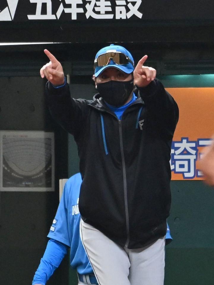 ５回、古賀の生還にビデオ判定を申請する新庄監督（撮影・持木克友）