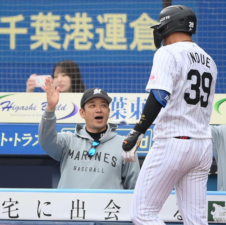４回、勝ち越しの左越えソロを放った井上（右）とタッチを交わすサブロー監督（撮影・開出牧）