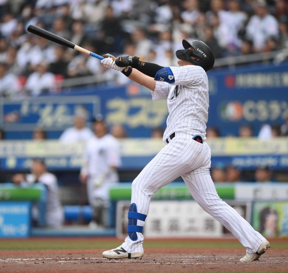 ５回、右犠飛を放つ井上（撮影・開出牧）