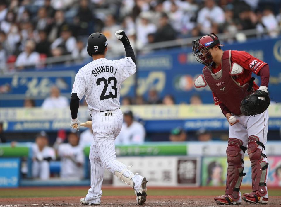 ５回、押し出し四球を選びガッツポーズを決める石川慎（左）。捕手・太田（撮影・開出牧）