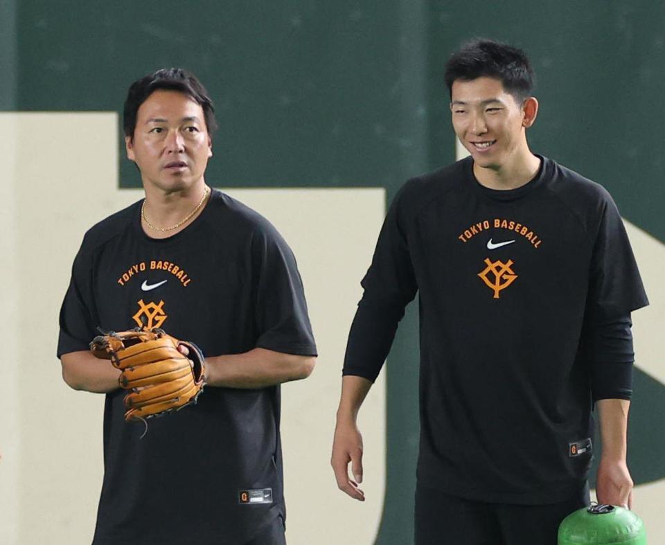 戸郷（右）と話す長野久義氏（撮影・佐々木彰尚）