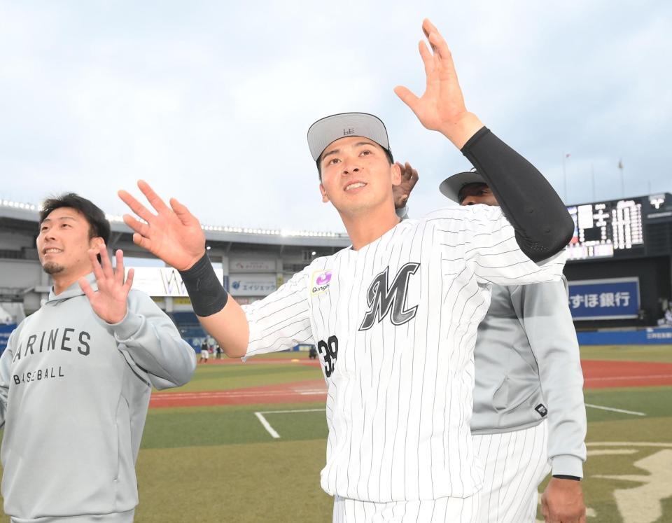 移籍１号を放った井上は試合後、スタンドの祝福に応える（手前）＝撮影・開出牧