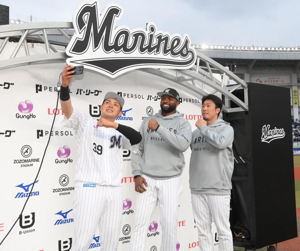 お立ち台で自撮りをするロッテの（左から）井上、ポランコ、八木（撮影・開出牧）