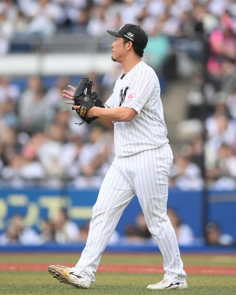 ５回、伊藤裕を併殺打に打ち取りグラブをたたく八木（撮影・開出牧）