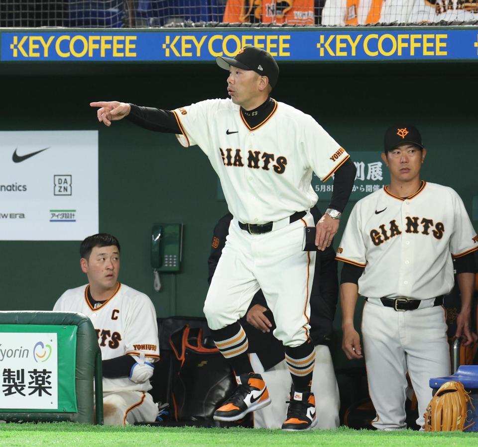 ７回、選手交代を告げる阿部監督（撮影・佐々木彰尚）