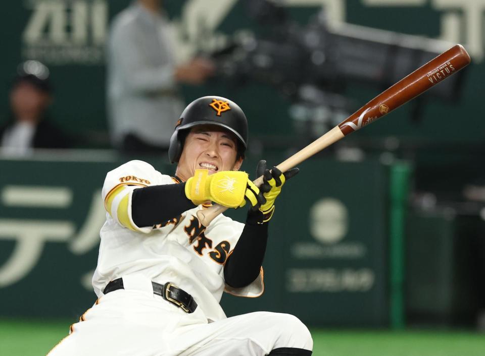 ６回、浦田は死球を受ける（撮影・佐々木彰尚）