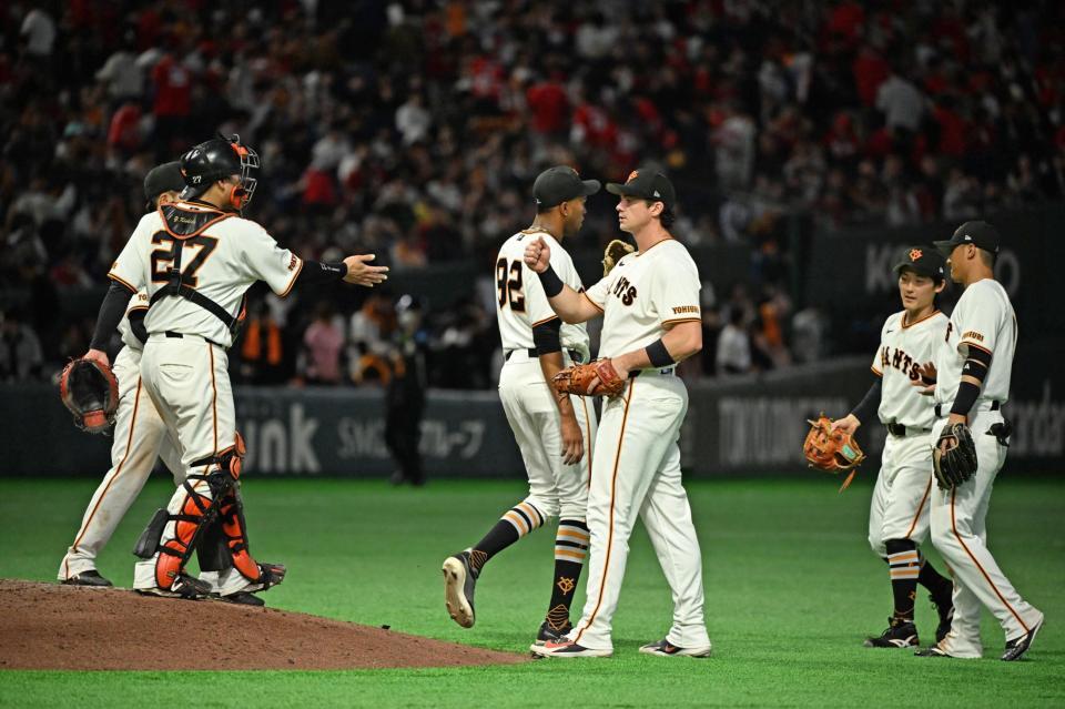 広島に勝利しタッチを交わす巨人ナイン