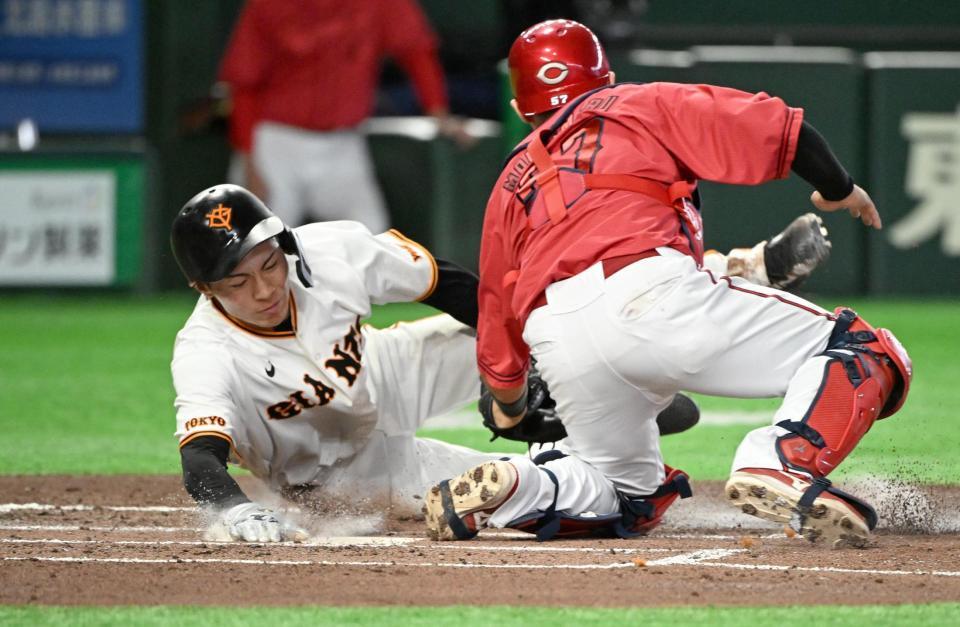 ２回、竹丸のスクイズで生還する三走・平山（捕手・持丸）