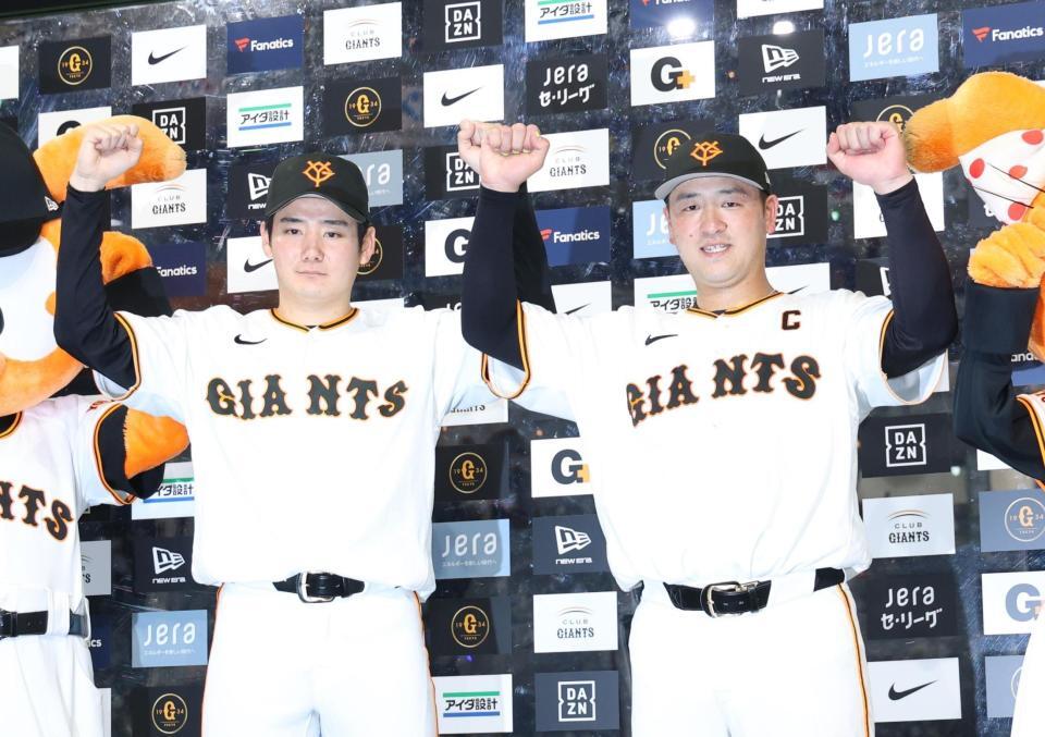 ポーズを決める竹丸（左）と岸田（撮影・佐々木彰尚）