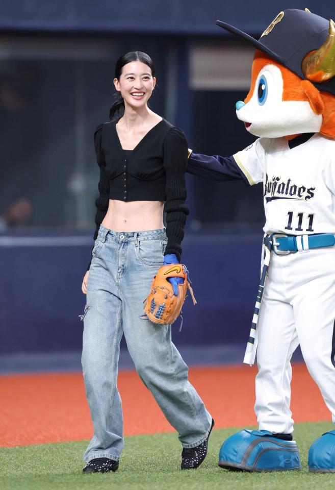 セレモニアルピッチでキャッチャーを務め笑顔を見せる青野楓（撮影・立川洋一郎）