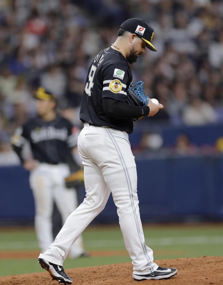 　８回、オリックスに逆転を許したオスナ