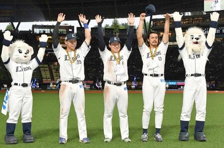 　声援に応える（左から）平沢、渡部、高橋光（撮影・持木克友）