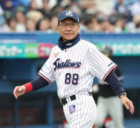 ７回、選手交代を告げ、ベンチへ戻る池山監督（撮影・西岡正）