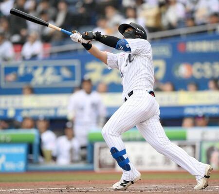 　４回、勝ち越しソロを放つ井上（撮影・開出牧）