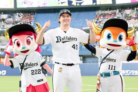 　ヒーローインタビューを終えて写真に納まるシーモア（撮影・立川洋一郎）