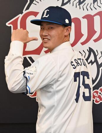 支配下登録が決まり笑顔で背番号を披露する佐藤爽（撮影・持木克友）