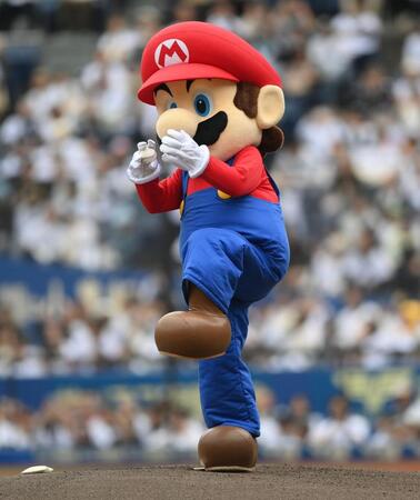 始球式を務めるマリオ（撮影・開出牧）