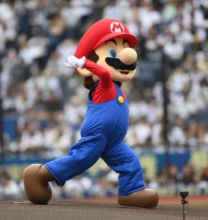 始球式を務めるマリオ（撮影・開出牧）