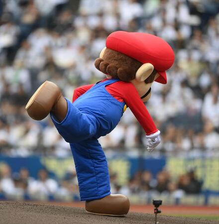 始球式を務めるマリオ（撮影・開出牧）