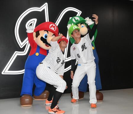 スーパーマリオのキャラクター・マリオ（後方左）とルイージ（右後方）と自撮りをする佐藤（手前左）と西川（撮影・開出牧）