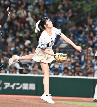 始球式を務める舩戸美羽（撮影・持木克友）