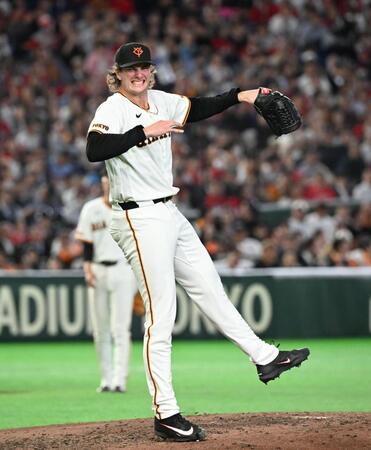 ６回、打者小園のとき、足を痛め顔をしかめるウィットリー