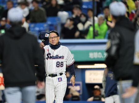 ８回、森下への投球が大きくそれ、藤川監督（右手前）ら阪神ベンチへ帽子をとって謝る池山監督（撮影・田中太一）